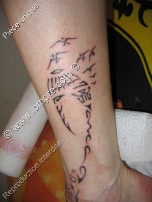 tatouage fantaisie avec oiseaux